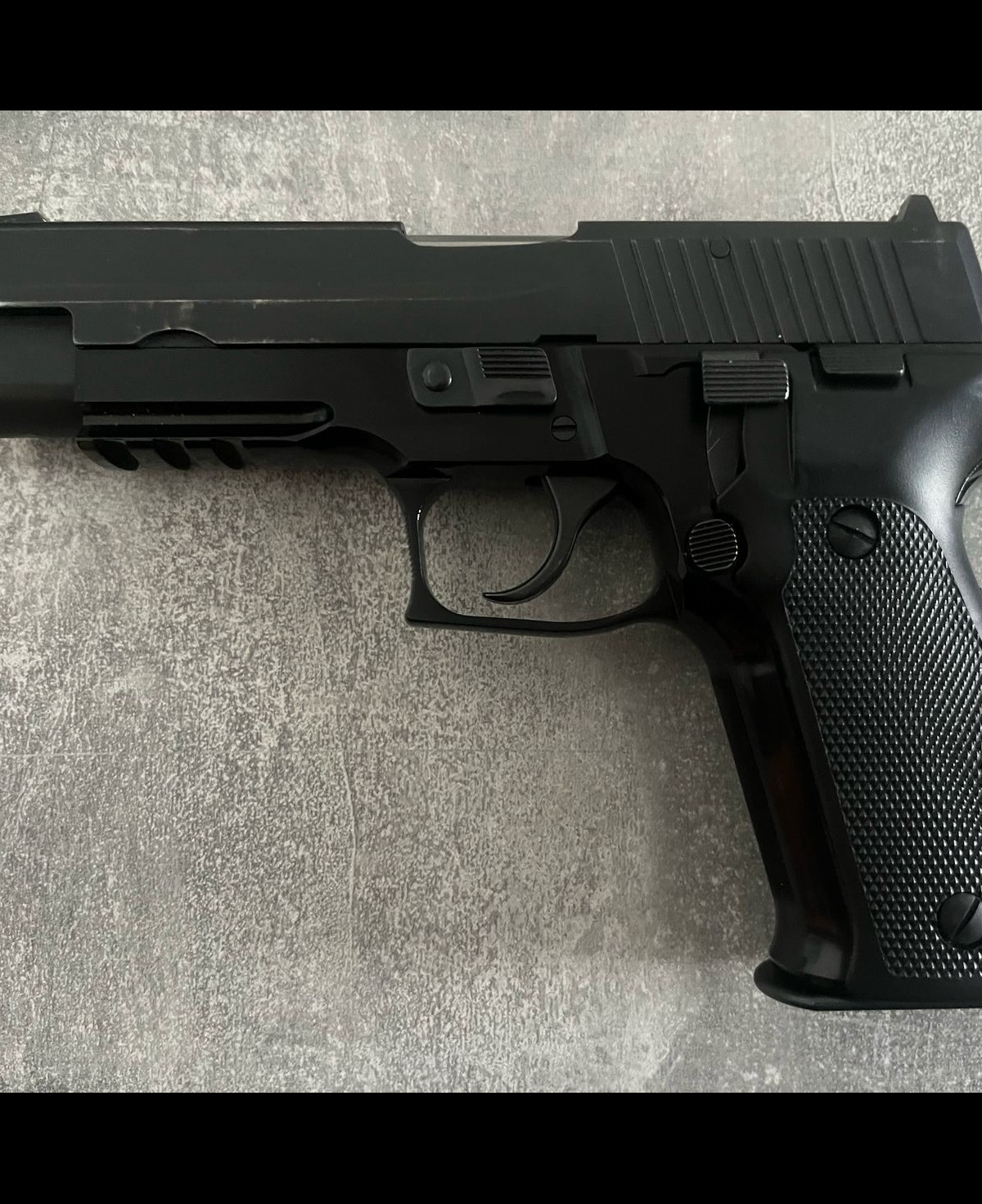 Продам sig sauer p226 tk-pro , калибр 10*28 ,в отличном состоянии и полном комплекте , минимальный настрел (20-30выстрелов) - 2 магазина  - кейс для транспортировки  в придачу 100 шти дореформы полностью съемный ствол , без штифта в затворе.