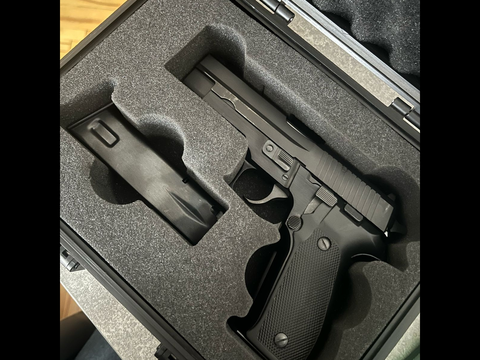 Продам sig sauer p226 tk-pro , калибр 10*28 ,в отличном состоянии и полном комплекте , минимальный настрел (20-30выстрелов) - 2 магазина  - кейс для транспортировки  в придачу 100 шти дореформы полностью съемный ствол , без штифта в затворе.